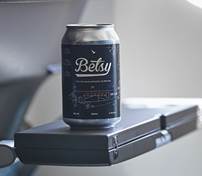 除了國泰的長途航班之外，乘客亦可於香港機場內任何國泰貴賓室品嘗此款Betsy Beer。（國泰航空提供圖片）