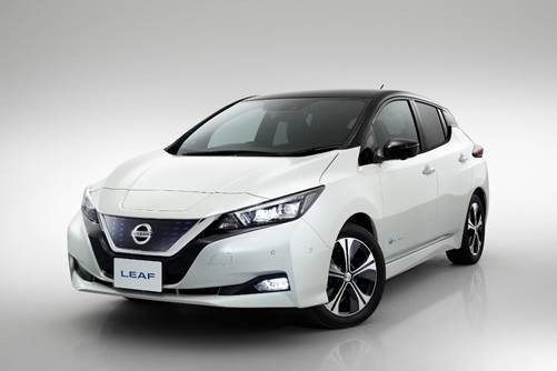 Nissan Leaf branco visto de frente